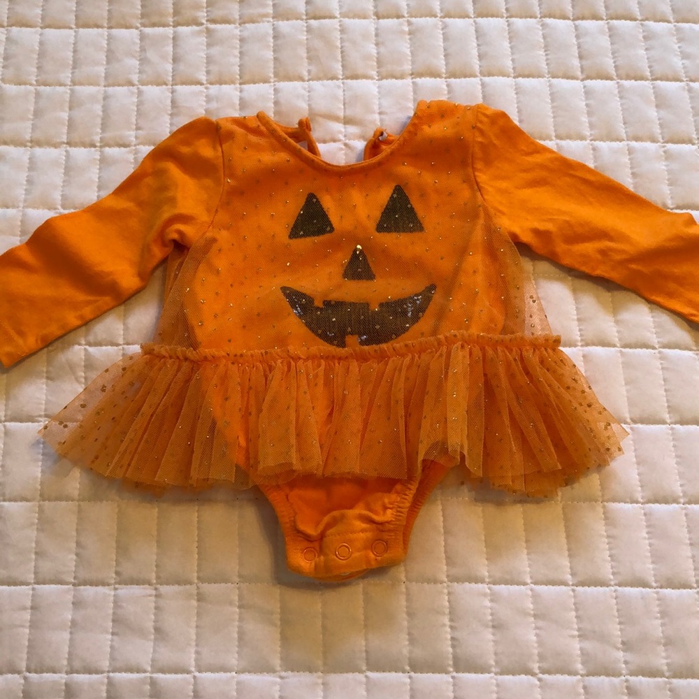 🚫SOLD LOCALLY🚫 Mud Pie jack-o-lantern Onesie!
